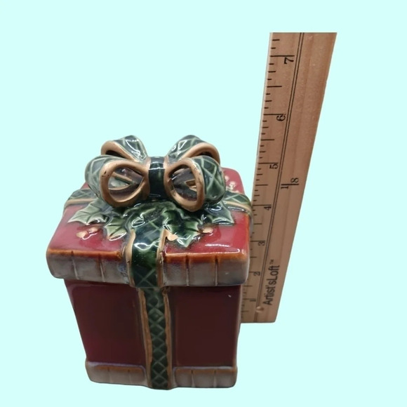 Ceramic canister a wrapped present 3d bow lid - Picture 3 of 10